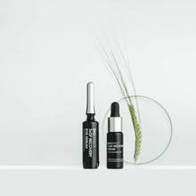 Afbeelding in Gallery-weergave laden, BIOEFFECT 3xGF Recovery Eye Serum en 3xGF Recovery Serum met groeifactoren, naast IJslandse gerst in een minimalistische laboratoriumsetting.
