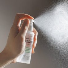 Afbeelding in Gallery-weergave laden, Hand die de BIOEFFECT Icelandic Water Mist verstuift, met een fijne nevel zichtbaar in het licht.
BIOEFFECT Icelandic Water Mist flacon liggend op een nat oppervlak met waterdruppels, focus op de verpakking en textuur.

