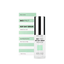Afbeelding in Gallery-weergave laden, Flesje en doos van het BIOEFFECT EGF Day Serum (30 ml), anti-aging dagserum, met witte verpakking met mintgroene strepen en een zilverkleurige dop, met vermelding “Made in Iceland”.

