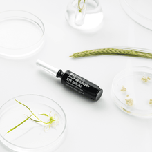 Afbeelding in Gallery-weergave laden, BIOEFFECT 3xGF Recovery Eye Serum, geavanceerd oogserum met groeifactoren voor de gevoelige oogcontour, afgebeeld met gerst en laboratoriumglas
