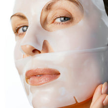 Afbeelding in Gallery-weergave laden, BIOEFFECT Recovery Hydrogel Mask op het gezicht voor verkoelende hydratatie en verzorging van de gevoelige huid.
